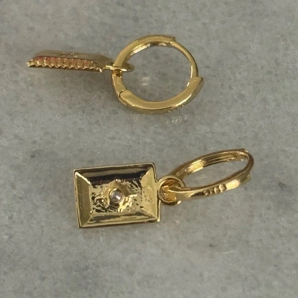 Gold Square Star Burst Crystal Pendant Huggie Hoop Dangle Earrings 

Brand New - Picture 3 of 4